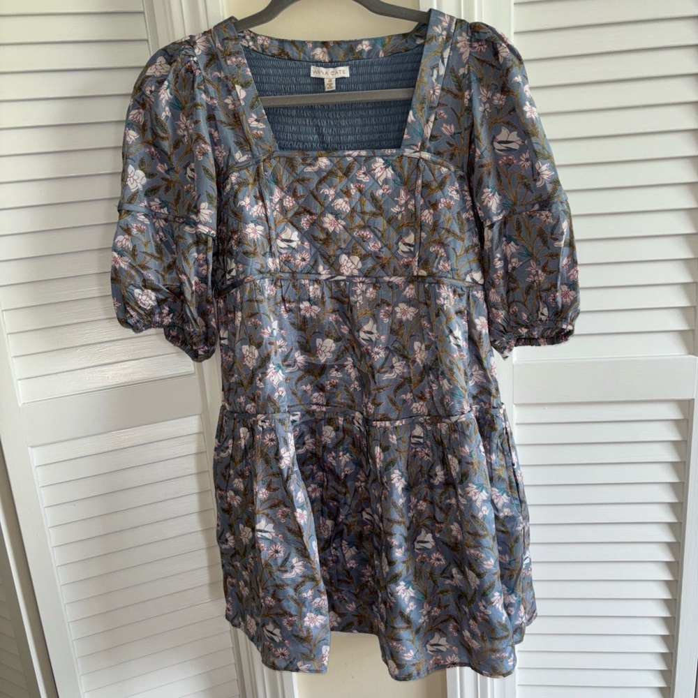 Anna Cate Women’s Floral Puff Sleeve Dress size XS with smocking on back.